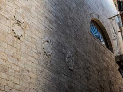 Ci dirigiamo subito verso la facciata sud, sulla quale sono inseriti gli stemmi di personalit� rilevanti nella storia cittadina...